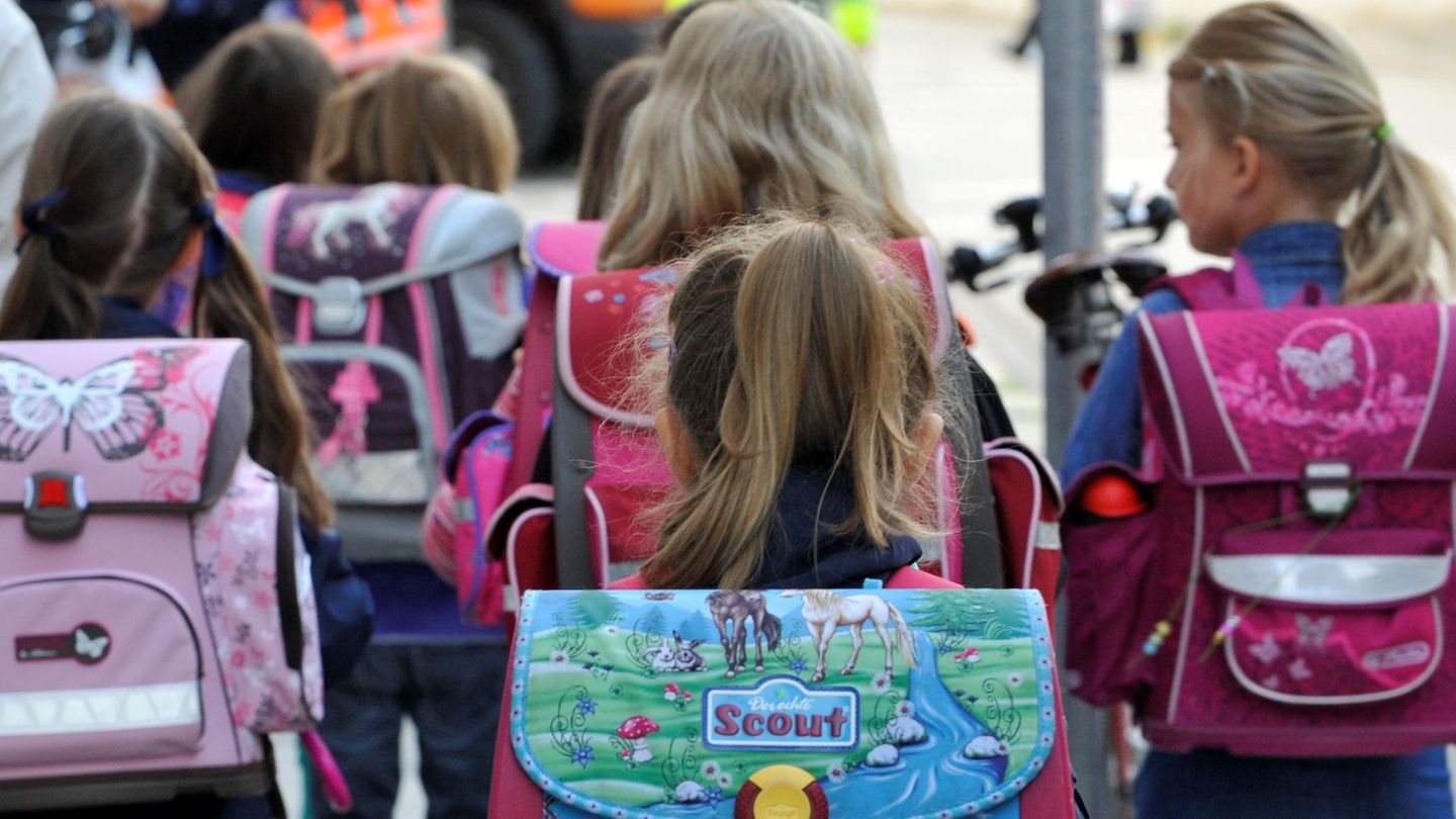 Schulkinder auf dem Weg in den Unterricht