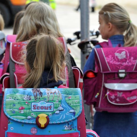 Schulkinder auf dem Weg in den Unterricht