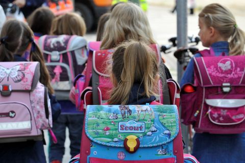 Schulkinder auf dem Weg in den Unterricht