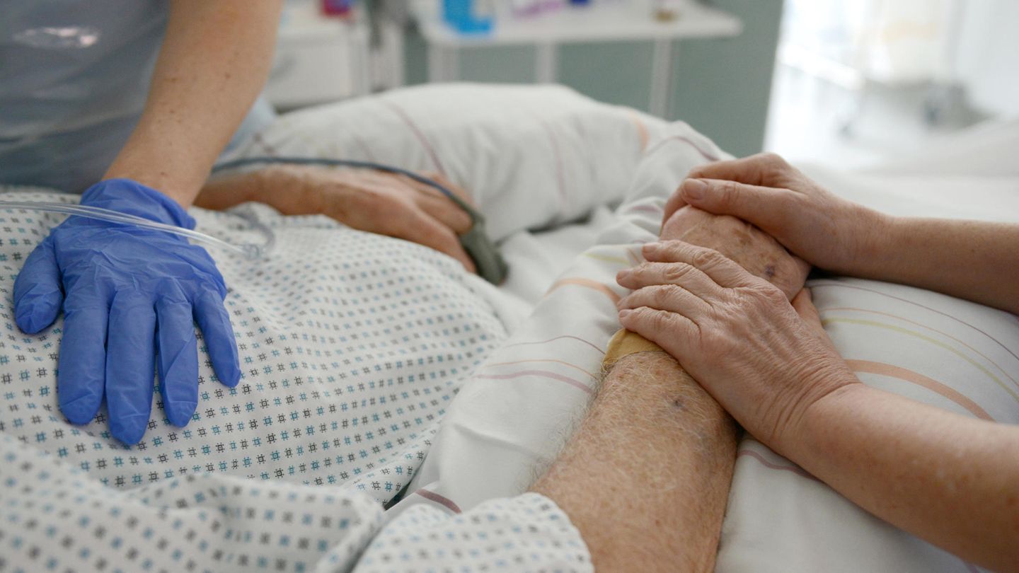 Krankenschwestern betreuen im Krankenhaus einen Patienten