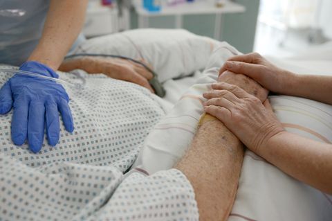 Krankenschwestern betreuen im Krankenhaus einen Patienten