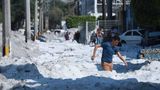 Guadalajara, Mexiko. Es sieht aus wie Schnee, ist aber Hagel. Ein Hagelsturm hat Teile der west mexikanischen Stadt mit einer bis zu einem Meter tiefen Hagelschicht bedeckt. "Es sieht aus, als habe es geschneit. Das ist unglaublich", sagte der Gouverneur des Bundesstaates Jalisco, Enrique Alfaro. So etwas habe er noch nie gesehen: "Wir müssen uns fragen, ob der Klimawandel nicht real ist."