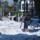 Guadalajara, Mexiko. Es sieht aus wie Schnee, ist aber Hagel. Ein Hagelsturm hat Teile der west mexikanischen Stadt mit einer bis zu einem Meter tiefen Hagelschicht bedeckt. "Es sieht aus, als habe es geschneit. Das ist unglaublich", sagte der Gouverneur des Bundesstaates Jalisco, Enrique Alfaro. So etwas habe er noch nie gesehen: "Wir müssen uns fragen, ob der Klimawandel nicht real ist."