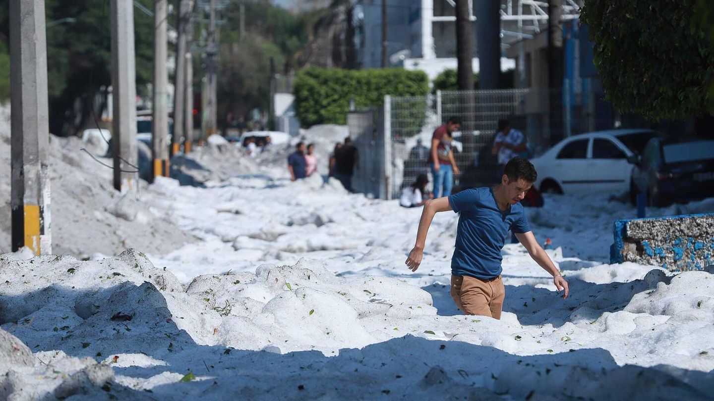 2. Juli: Nein, das ist kein Schnee Guadalajara, Mexiko. Es sieht aus wie Schnee, ist aber Hagel. Ein Hagelsturm hat Teile der west mexikanischen Stadt mit einer bis zu einem Meter tiefen Hagelschicht bedeckt. "Es sieht aus, als habe es geschneit. Das ist unglaublich", sagte der Gouverneur des Bundesstaates Jalisco, Enrique Alfaro. So etwas habe er noch nie gesehen: "Wir müssen uns fragen, ob der Klimawandel nicht real ist."