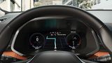 Das zehn Zoll große Cockpit hat digitale Instrumente