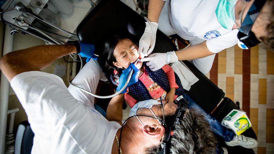 Zucker in der Mongolei: Diese Fünfjährige hat schwere Karies, fast alle ihre Milchzähne sind befallen