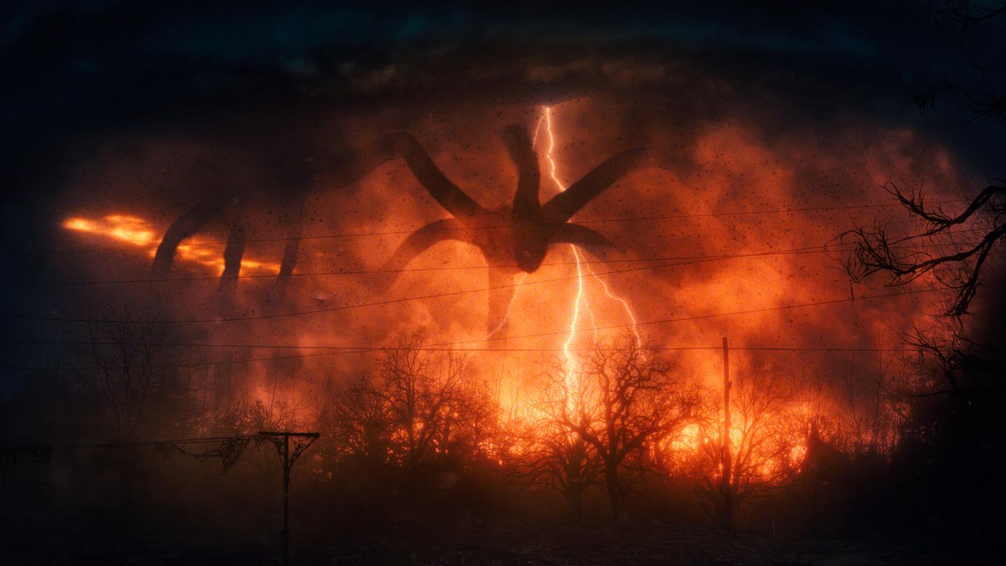 Serien-Recap: Nach Teenie-Dramen, Grusel-Einlagen und legendären Kampfszenen gelingt es, dank der Kräfte von Eleven, das Portal erneut zu schließen. Jedoch nicht ohne Verluste: Wills neuer Stiefvater in spe opfert sich und wird von einem Demodog getötet. Dass das noch nicht das Ende war, zeigt die letzte Szene von Staffel 2: Alle sind happy bei dem Abschlussball der Schule, doch dann dreht sich das Bild und wir sehen die "Upside Down"-Version des Geländes. Die Parallelwelt existiert weiter, auch wenn das Tor wieder geschlossen ist. Nach Teenie-Dramen, Grusel-Einlagen und legendären Kampfszenen gelingt es ihnen, dank der Kräfte von Eleven, das Portal erneut zu schließen. Jedoch nicht ohne Verluste: Wills neuer Stiefvater in spe opfert sich und wird von einem Demodog getötet. Dass das noch nicht das Ende war, zeigt die letzte Szene von Staffel 2: Alle sind happy bei dem Abschlussball der Schule, doch dann dreht sich das Bild und wir sehen die "Upside Down"-Version des Geländes. Die Parallelwelt existiert weiter, auch wenn das Tor wieder geschlossen ist.