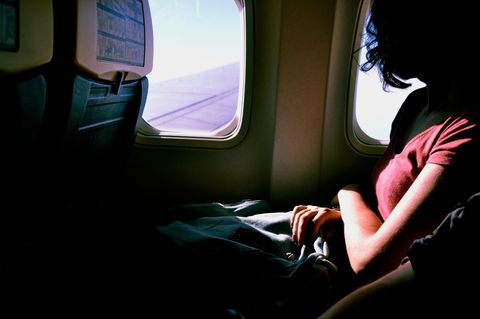 Frau im Flugzeug