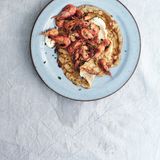 Pfannkuchen mit Krabben  Zutaten:   Pfannkuchen: 125 g Weizenmehl Type 405, 1 große Prise Meersalzflocken, 2 mittelgroße Eier, verquirlt, 300 ml Vollmilch, 20 g Butter, geschmolzene, plus mehr für die Pfanne  Füllung: 50 g Butter, 350 g Nordseekrabben, 1 Prise Meersalz, schwarzer Pfeffer aus der Mühle, 2 EL Schnittlauch, gehackt, plus etwas mehr zum Garnieren, 250 g Crème fraîche      Zubereitung:  Mehl und Salz in einer Schüssel vermengen. Eine Mulde in die Mitte drücken, Eier und Milch hineingeben und zu einem glatten Teig verrühren. Mindestens 30 Minuten ruhen lassen. Kurz vor dem Backen die geschmolzene Butter in den Teig einrühren.  Eine beschichtete Pfanne (Durchmesser 20 cm) erhitzen und mit etwas Butter bepinseln. 75 ml des Teigs hineingießen, die Pfanne schwenken, um den Teig zu verteilen, und 2 Minuten backen, bis der Teig an der Oberfläche nicht mehr flüssig und die Unterseite goldbraun geworden ist. Wenden und weitere 1–2 Minuten backen. Aus der Pfanne nehmen und warmhalten. Sieben weitere Pfannkuchen backen.  Für die Füllung die Butter in einer tiefen Pfanne schmelzen, die Krabben dazugeben und bei hoher Temperatur 3 Minuten braten, bis sie beginnen, rosa zu werden. Mit Salz und Pfeffer würzen. Sobald die Krabben knusprig werden, von der Herdplatte nehmen und 2 EL Schnittlauch darüberstreuen.  Zum Anrichten ein bis zwei Pfannkuchen mit Crème fraîche bestreichen. Die Krabben darauf verteilen und mit dem restlichen Schnittlauch garnieren.