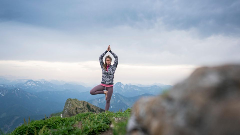 Sommerfrische in den Bergen: Abstand zur Welt im Tal: morgendliche Yoga-Übungen auf dem Schwarzenberg Abstand zur Welt im Tal: morgendliche Yoga-Übungen auf dem Schwarzenberg