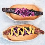 Hotdog  Zutaten: 8 Würstchen von guter Qualität, 4 Hotdog-Brötchen, 1 EL Topping nach Wahl      Zubereitung: Den Ofen auf 200 °C (Ober-/Unterhitze) vorheizen. Die Würstchen für 20 Minuten oder bis sie heiß sind, auf einem Backblech im den Ofen grillen. Alternativ die Würstchen 6–12 Minuten oder bis sie vollständig erhitzt sind, in der Pfanne braten. Die Brötchen halbieren, aber nicht ganz durchschneiden, und rösten. Ein Würstchen hineinlegen und Toppings nach Wahl hinzufügen. Ein Fransk (Franzose) besteht traditionell aus einem langen gegrillten Rostbratwürstchen in einem ausgehöhlten französischen Baguette mit unterschiedlichen Toppings.  Sie können sich für verschiedene Wurstsorten entscheiden: Schweins-, Rindswürstchen oder Medisterpølse, dänische Schweinswürstchen mit Gewürznelken und Vier-Gewürz