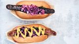 Hotdog  Zutaten: 8 Würstchen von guter Qualität, 4 Hotdog-Brötchen, 1 EL Topping nach Wahl      Zubereitung: Den Ofen auf 200 °C (Ober-/Unterhitze) vorheizen. Die Würstchen für 20 Minuten oder bis sie heiß sind, auf einem Backblech im den Ofen grillen. Alternativ die Würstchen 6–12 Minuten oder bis sie vollständig erhitzt sind, in der Pfanne braten. Die Brötchen halbieren, aber nicht ganz durchschneiden, und rösten. Ein Würstchen hineinlegen und Toppings nach Wahl hinzufügen. Ein Fransk (Franzose) besteht traditionell aus einem langen gegrillten Rostbratwürstchen in einem ausgehöhlten französischen Baguette mit unterschiedlichen Toppings.  Sie können sich für verschiedene Wurstsorten entscheiden: Schweins-, Rindswürstchen oder Medisterpølse, dänische Schweinswürstchen mit Gewürznelken und Vier-Gewürz