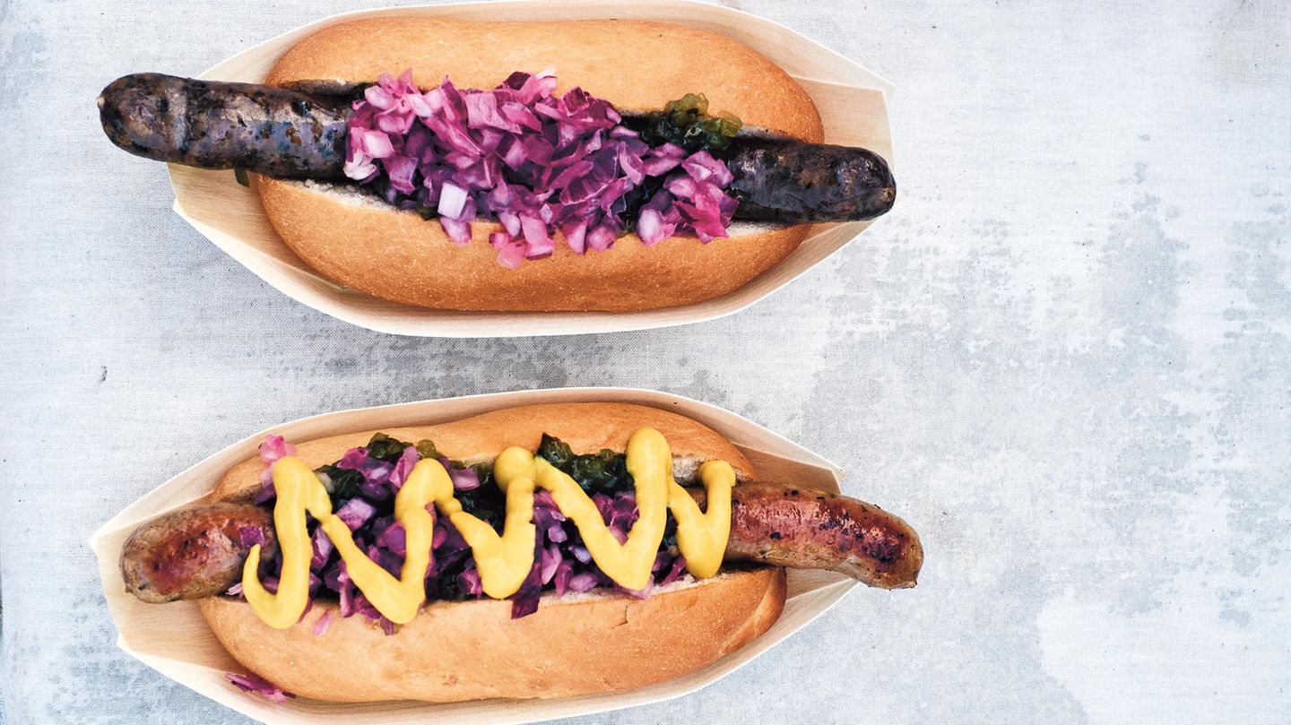 Tradition: Hotdog Zutaten: 8 Würstchen von guter Qualität, 4 Hotdog-Brötchen, 1 EL Topping nach Wahl Zubereitung: Den Ofen auf 200 °C (Ober-/Unterhitze) vorheizen. Die Würstchen für 20 Minuten oder bis sie heiß sind, auf einem Backblech im den Ofen grillen. Alternativ die Würstchen 6–12 Minuten oder bis sie vollständig erhitzt sind, in der Pfanne braten. Die Brötchen halbieren, aber nicht ganz durchschneiden, und rösten. Ein Würstchen hineinlegen und Toppings nach Wahl hinzufügen. Ein Fransk (Franzose) besteht traditionell aus einem langen gegrillten Rostbratwürstchen in einem ausgehöhlten französischen Baguette mit unterschiedlichen Toppings. Sie können sich für verschiedene Wurstsorten entscheiden: Schweins-, Rindswürstchen oder Medisterpølse, dänische Schweinswürstchen mit Gewürznelken und Vier-Gewürz Hotdog Zutaten: 8 Würstchen von guter Qualität, 4 Hotdog-Brötchen, 1 EL Topping nach Wahl Zubereitung: Den Ofen auf 200 °C (Ober-/Unterhitze) vorheizen. Die Würstchen für 20 Minuten oder bis sie heiß sind, auf einem Backblech im den Ofen grillen. Alternativ die Würstchen 6–12 Minuten oder bis sie vollständig erhitzt sind, in der Pfanne braten. Die Brötchen halbieren, aber nicht ganz durchschneiden, und rösten. Ein Würstchen hineinlegen und Toppings nach Wahl hinzufügen. Ein Fransk (Franzose) besteht traditionell aus einem langen gegrillten Rostbratwürstchen in einem ausgehöhlten französischen Baguette mit unterschiedlichen Toppings. Sie können sich für verschiedene Wurstsorten entscheiden: Schweins-, Rindswürstchen oder Medisterpølse, dänische Schweinswürstchen mit Gewürznelken und Vier-Gewürz