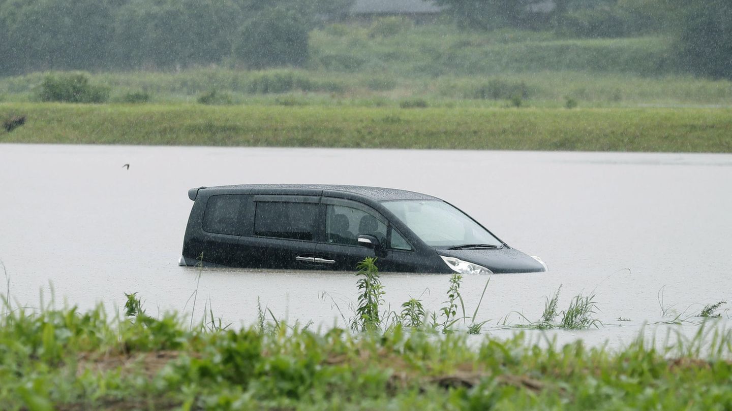 Ein Auto versinkt in den Fluten der Regenfälle in Kagoshima, Japan