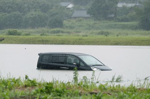 Ein Auto versinkt in den Fluten der Regenfälle in Kagoshima, Japan
