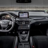 Das abgeflachte Lenkrad liegt gut in der Hand