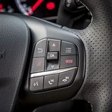 Mit dem linken roten Knopf wird der Sport-Fahrmodus aktiviert