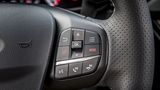 Mit dem linken roten Knopf wird der Sport-Fahrmodus aktiviert