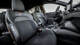 In den Recaro-Sportsitzen sitzt man gemütlich und hat genug Seitenhalt