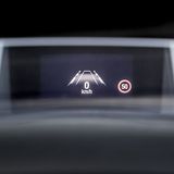 Das Head-up-Display mit Klapp-Plastikscheibe erfüllt seinen Zweck