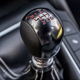 Die Handschaltung hat verkürzte Wege. Eine Automatikversion wird es später geben