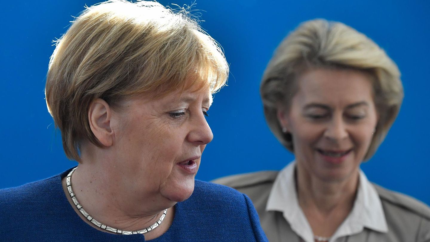 Kanzlerin Angela Merkel (links) und Ursula von der Leyen