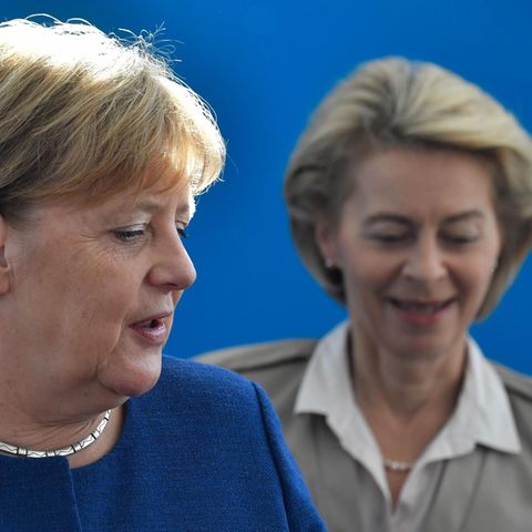 Kanzlerin Angela Merkel (links) und Ursula von der Leyen