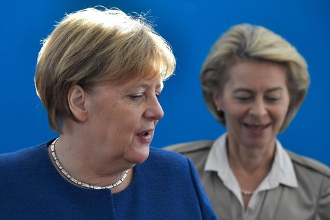 Kanzlerin Angela Merkel (links) und Ursula von der Leyen