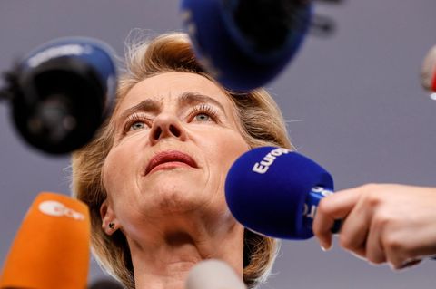 Ursula von der Leyen vor Mikrofonen nimmt Stellung zu Nominierung EU-Kommissionspräsidentschaft