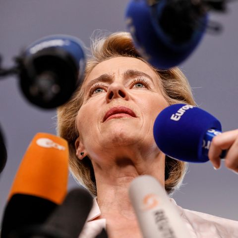 Ursula von der Leyen vor Mikrofonen nimmt Stellung zu Nominierung EU-Kommissionspräsidentschaft