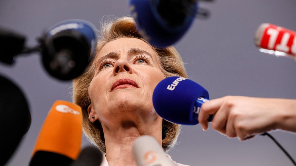 Ursula von der Leyen vor Mikrofonen nimmt Stellung zu Nominierung EU-Kommissionspräsidentschaft