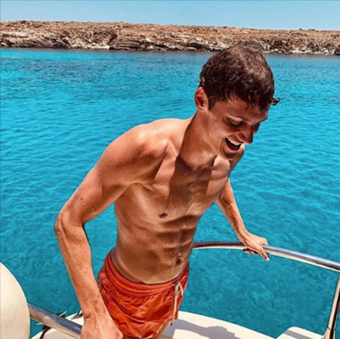 Links klettert ein junger Mann mit Sixpack und Badehose aus dem Meer auf ein Boot, rechts läuft ein Mann auf einem Laufband