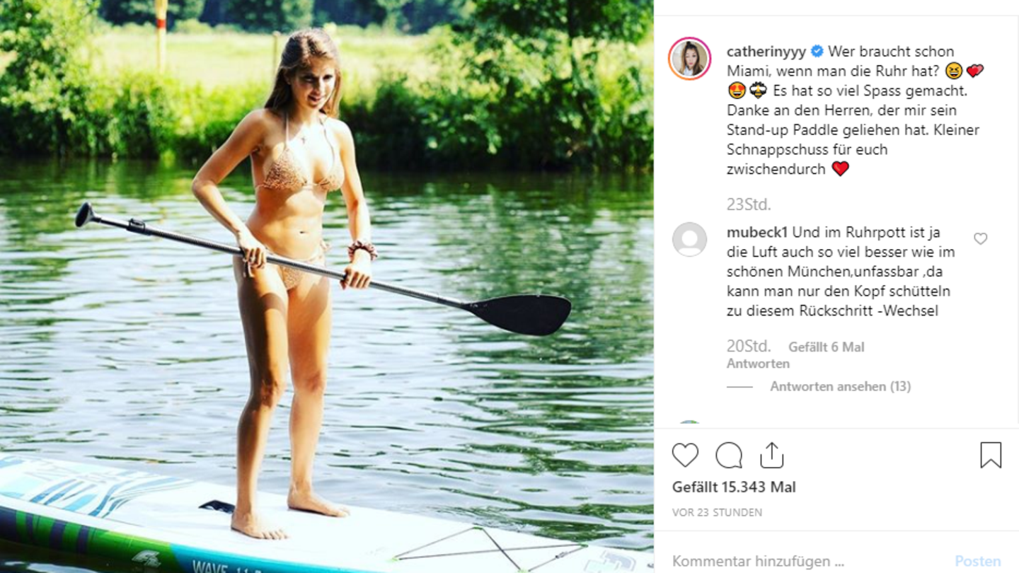 Cathy Hummels im Bikini auf dem Paddelbord