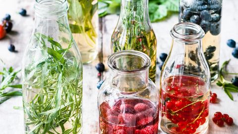 Kräuter oder Früchte in blitzsaubere Flaschen geben, mit Essig auffüllen und ziehen lassen