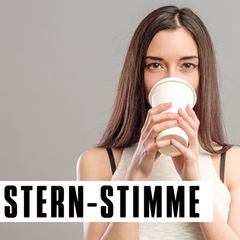 Frau mit Pappbecher