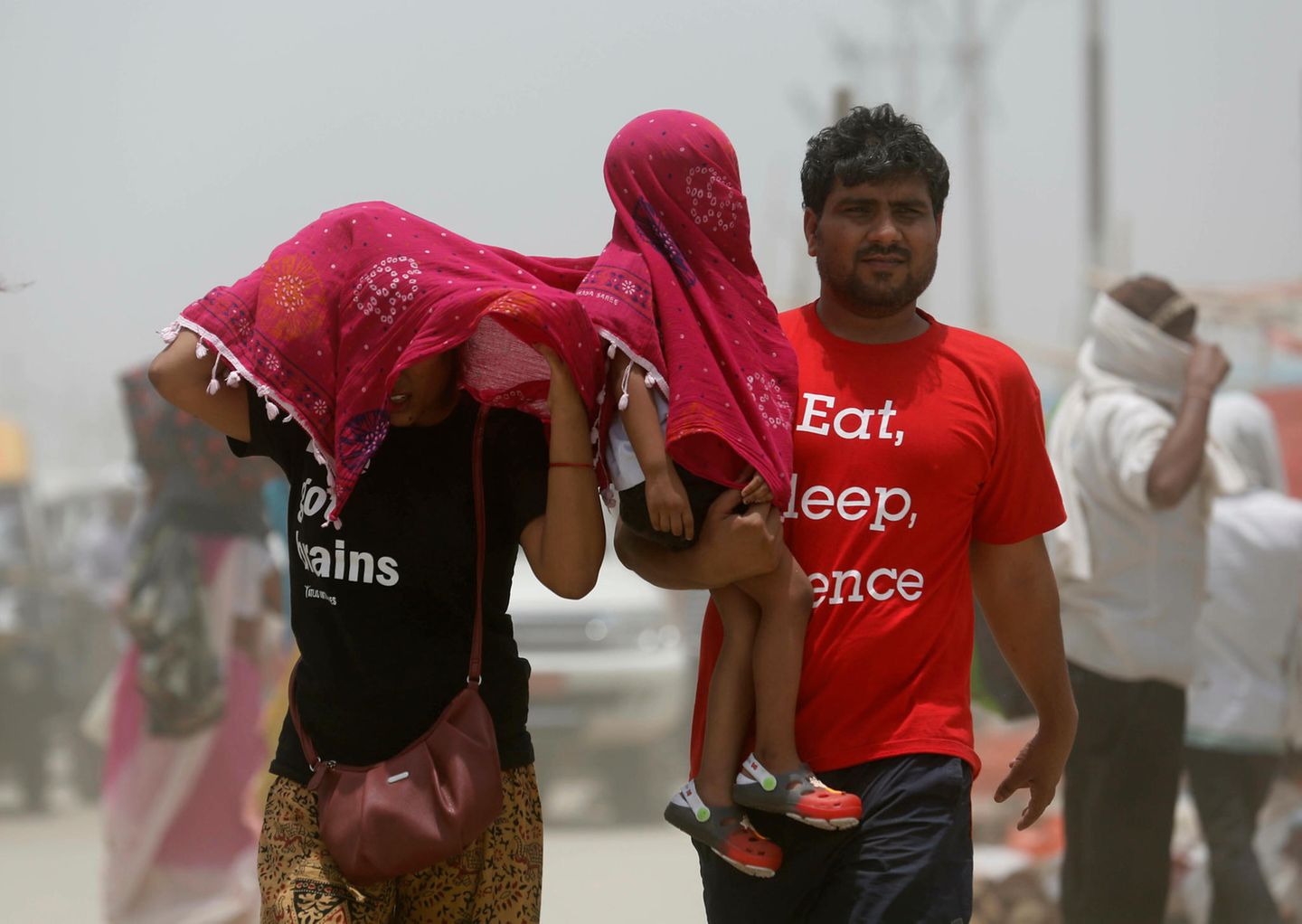 Familie in Prayagraj schützt sich mit einem Tuch vor der Hitze