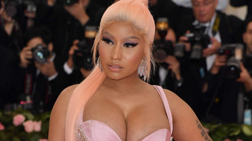 Nicki Minaj in einem kurzen rosa Kleid mit Straßsteinen bei der Met-Gala 2019