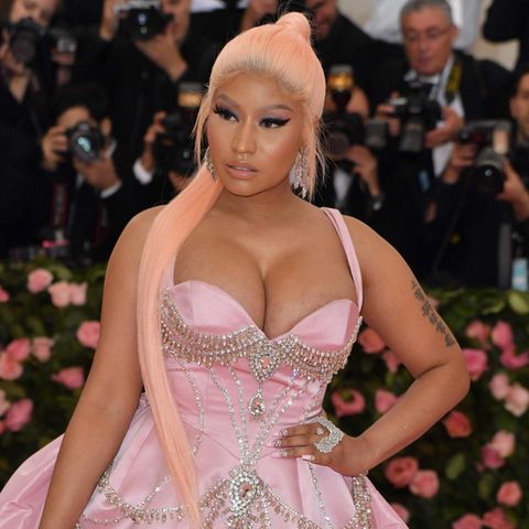 Nicki Minaj in einem kurzen rosa Kleid mit Straßsteinen bei der Met-Gala 2019