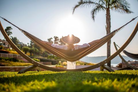 Frau in Hängematte im Urlaub