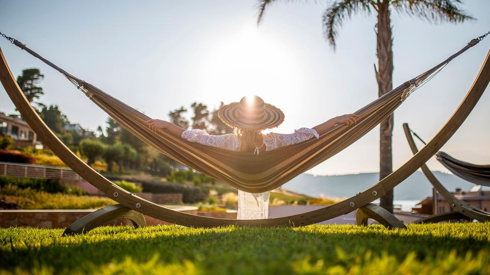 Frau in Hängematte im Urlaub