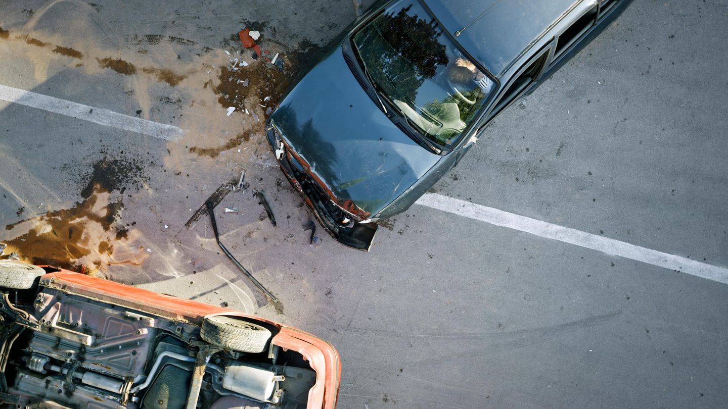 Erhöhte Sicht auf zwei beschädigte Autos nach einem Unfall.