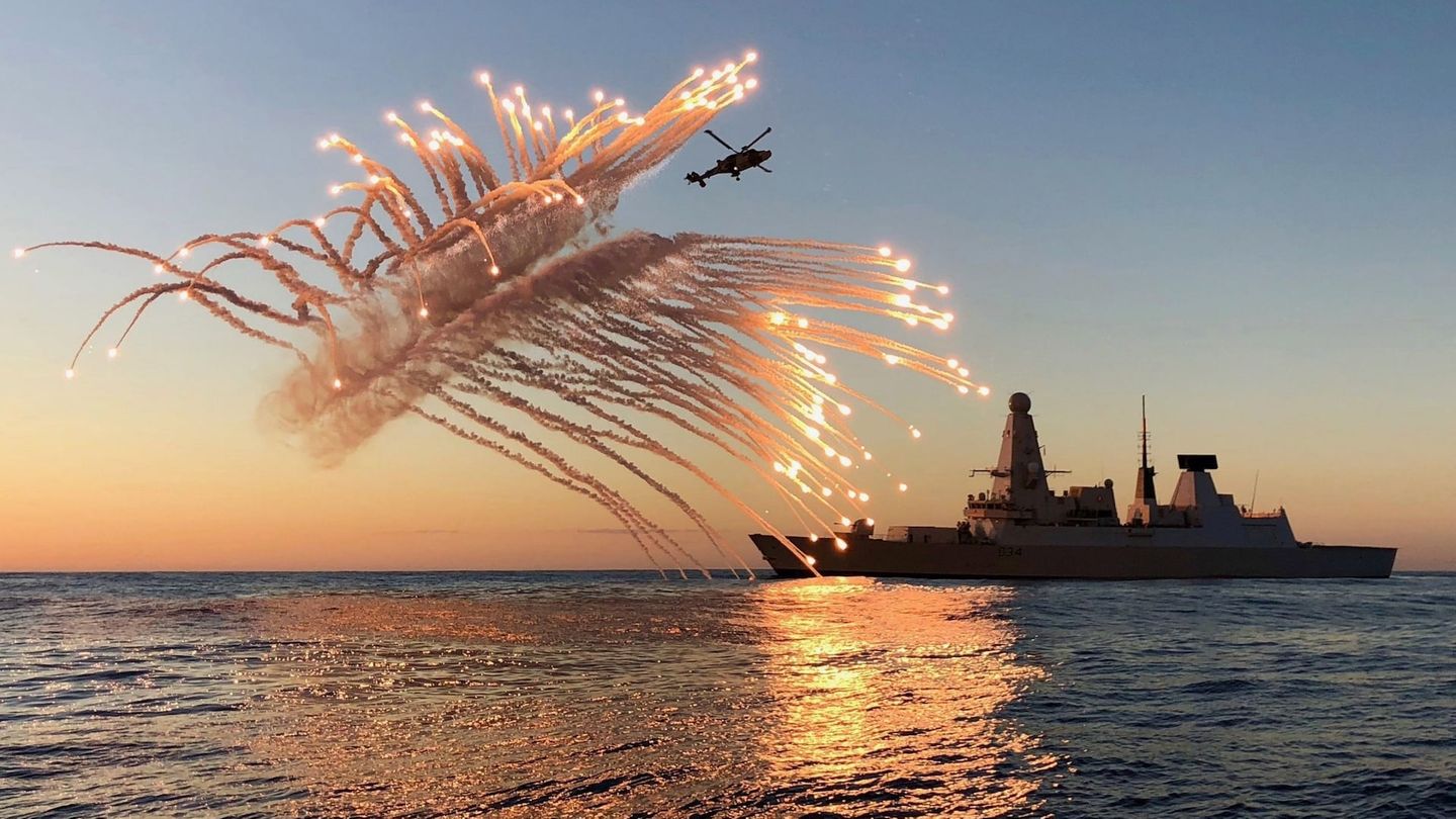 Ein Hubschrauber der "HMS Diamond" bei einem Probeabwurf von Täuschkörpern.