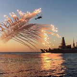 Ein Hubschrauber der "HMS Diamond" bei einem Probeabwurf von Täuschkörpern.