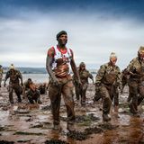 Englands U20-Frauenfußballmannschaft trainierte mit den Royal Marines Commandos in Lympstone.