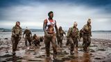 Englands U20-Frauenfußballmannschaft trainierte mit den Royal Marines Commandos in Lympstone.