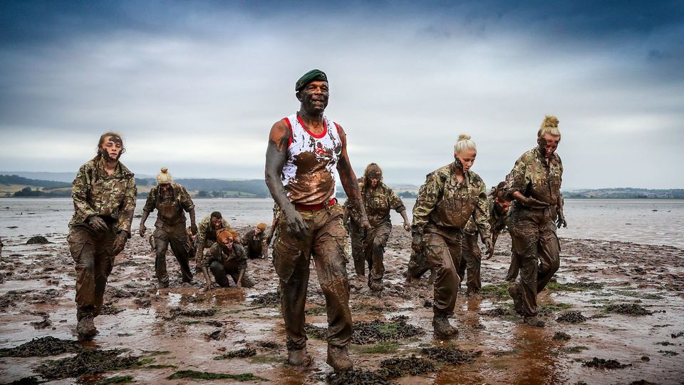 Englands U20-Frauenfußballmannschaft trainierte mit den Royal Marines Commandos in Lympstone.