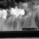 Die "HMS Victorious" und ihre Mannschaft.