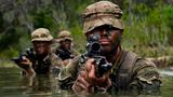 Marine John Allen, ein Royal Marine Commando , mit Soldaten von Armee und Marine bei einer Übung in Belize-
