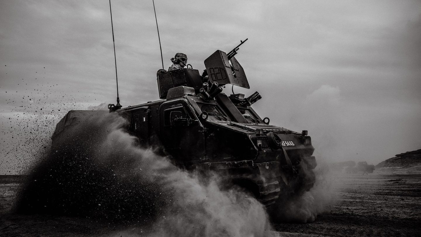 Übung von Soldaten der Royal Marine in der Wüste