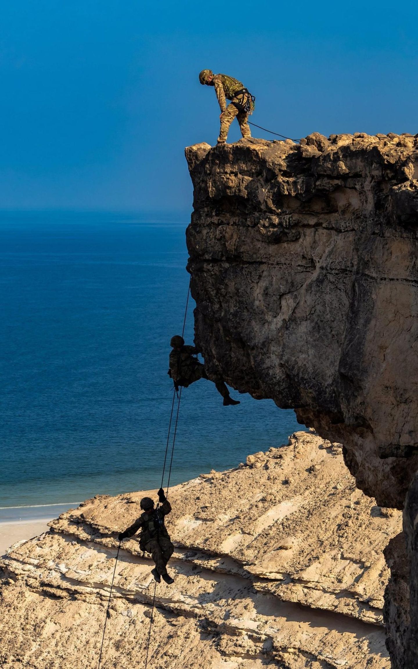 Charlie Company, 40 Commando Royal Marines, übt das Abseilen in Oman.